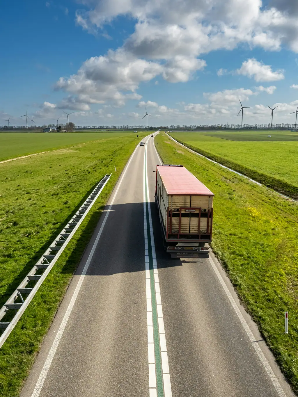 Vrachtwagen op een landelijke weg, sfeerbeeld van wegtransport