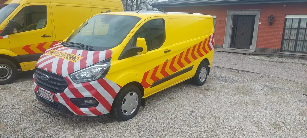 Begeleidingsvoertuig met signalisatie