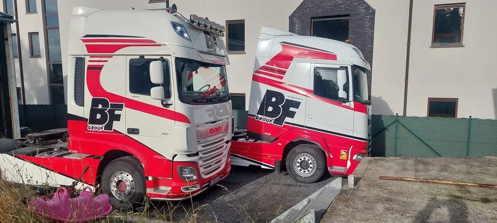 Vrachtwagens op een bedrijfsterrein