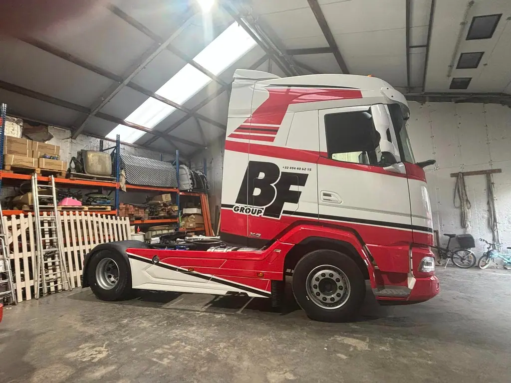 Vrachtwagen in werkplaats