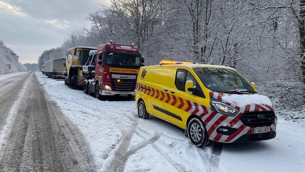 Uitzonderlijk transport onderweg met begeleiding
